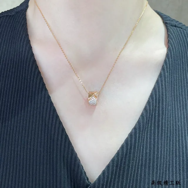 Collar de plata y oro Pavé-Set Stone Surface silueta de pendentif en forma de cinta retorcida 9