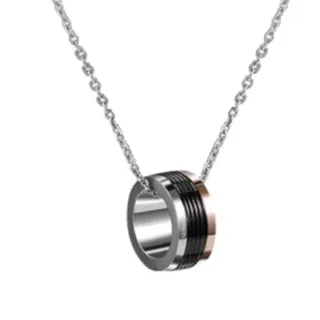Collar de metal bicolor con colgante en forma de anillo de plata y oro