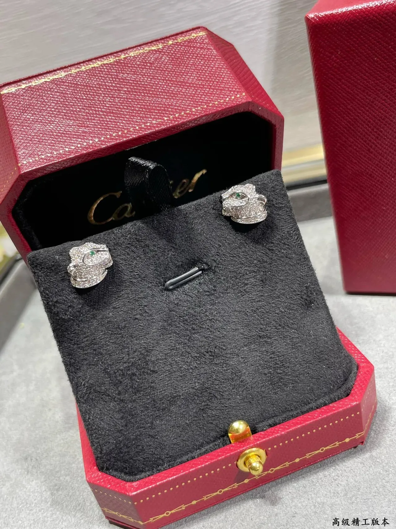 Silver Green Pavé-Set Animal-Head Motif Earrings 4