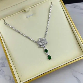Colar de prata com pingente em forma de rosa verde pavé e gotas de gemas pendentes