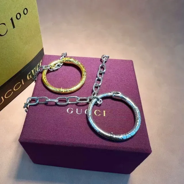Silver Oval-Link Chain Circular Ring Pendant Necklace 10