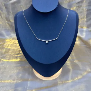 Collar con colgante de barra de tono plateado Pavé