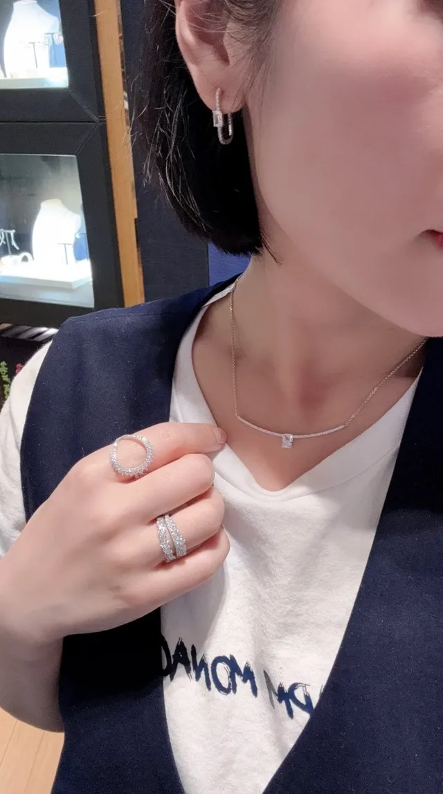 Colar com pingente de barra de tom prateado Pavé 2