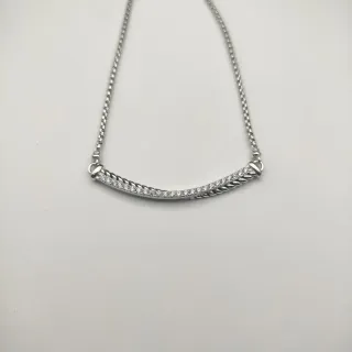 Collier de barre courbe argentée pavé-set de pierres transparentes