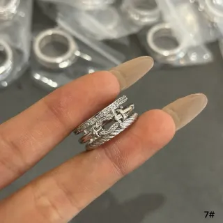 حلقات مكدسة Pavé-Set Textured Rope Buckle Motif