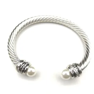 Pulsera de brazalete abierta con cable retorcido y terminal de perla