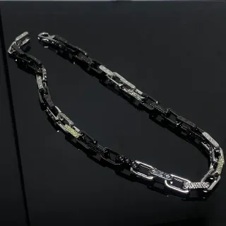 Collier de chaîne chunky orné de cristaux noir et argent en deux tons