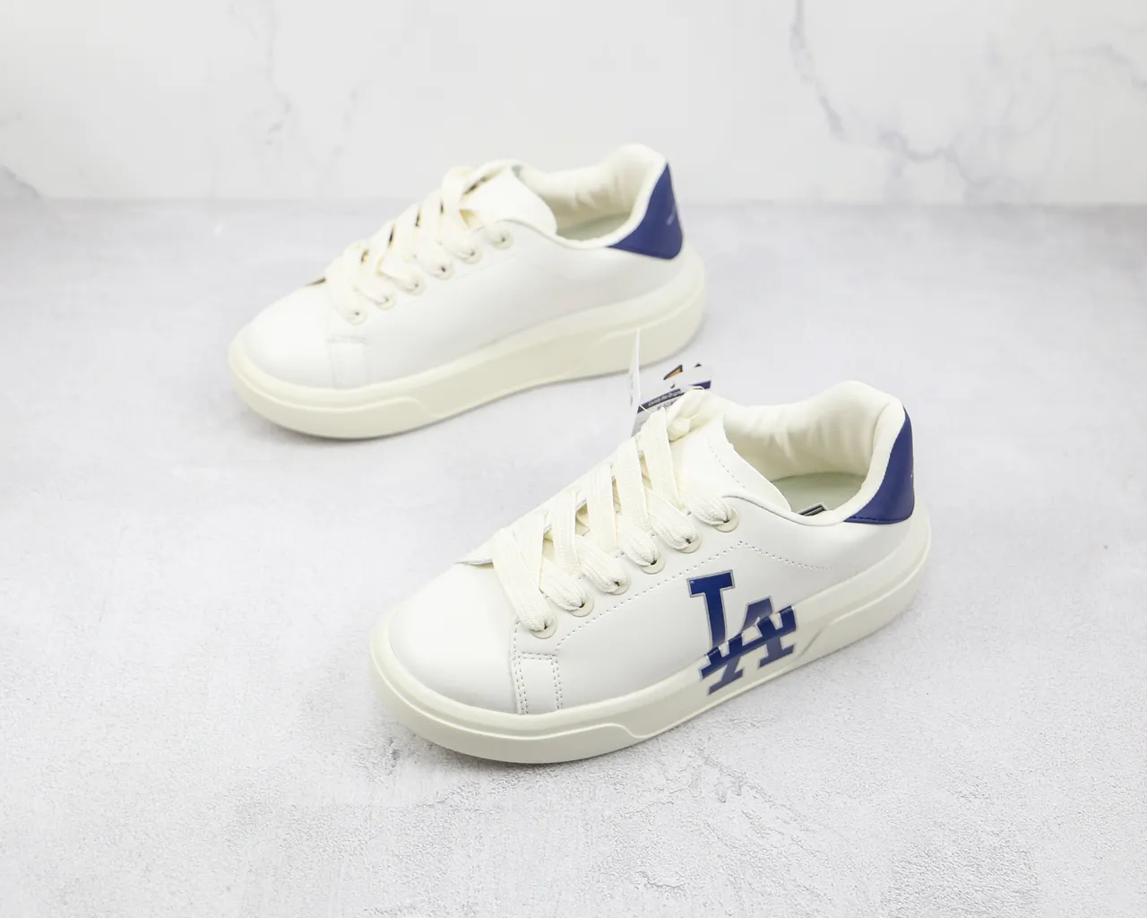 White and Navy LA Logo Platform Lifestyle Sneaker 9