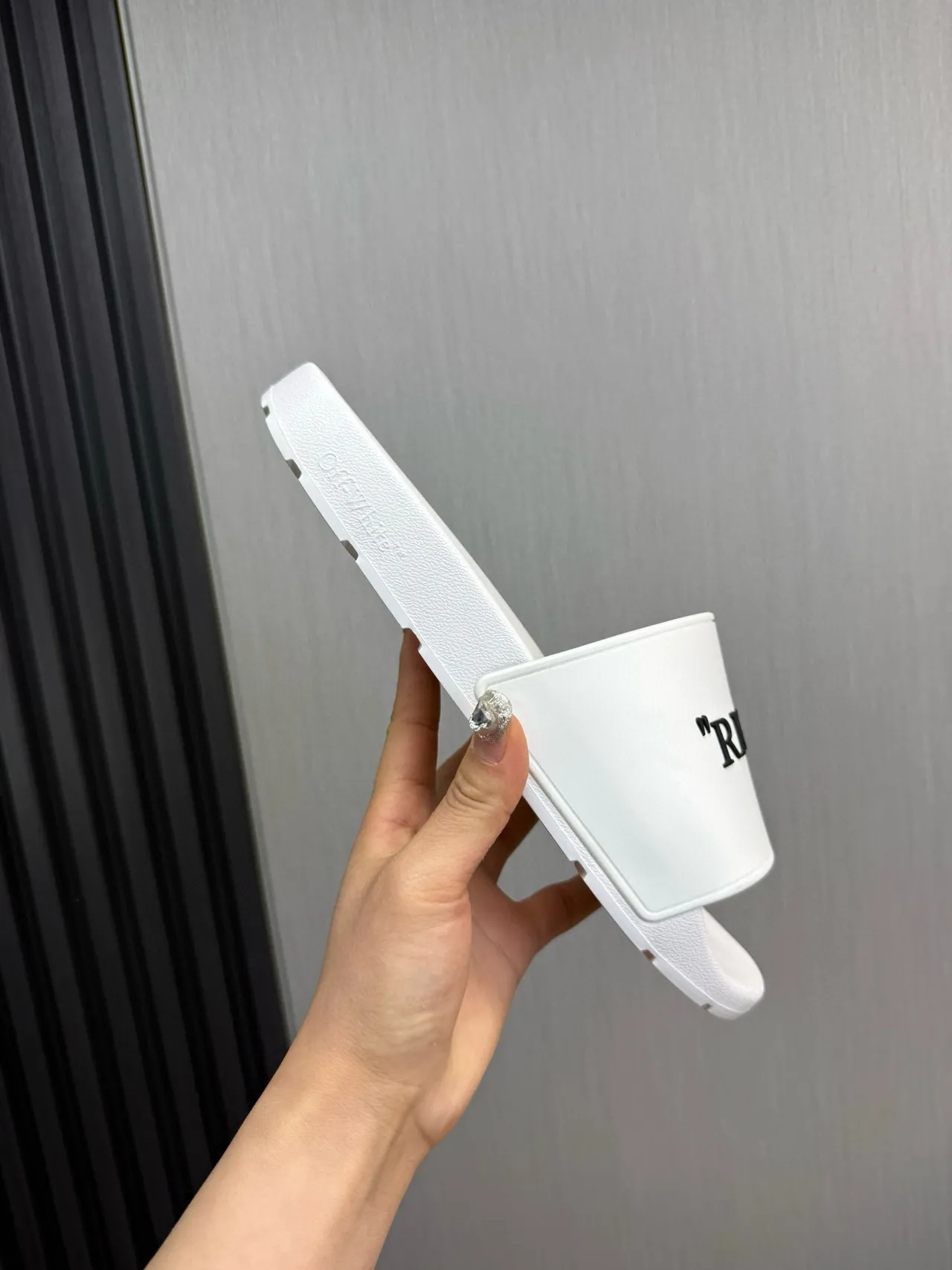 White Black Molded Rubber Construction Single Wide Strap Slippers 4