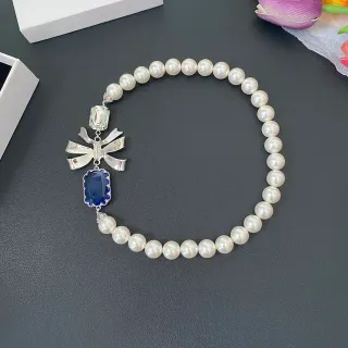 Collar de perlas blancas y azules con cadena de plata y motivo de lazo plateado