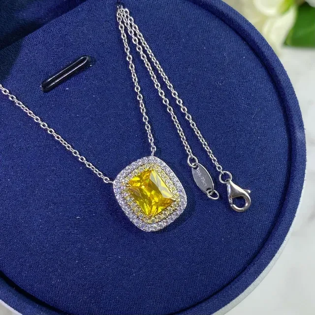 Brincos de prata com pedra central de corte cushion amarela e halo 7