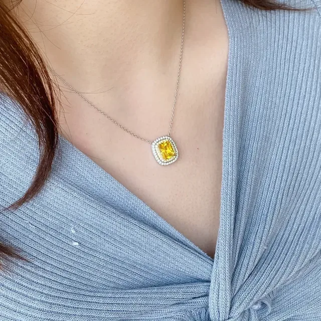 Brincos de prata com pedra central de corte cushion amarela e halo 8