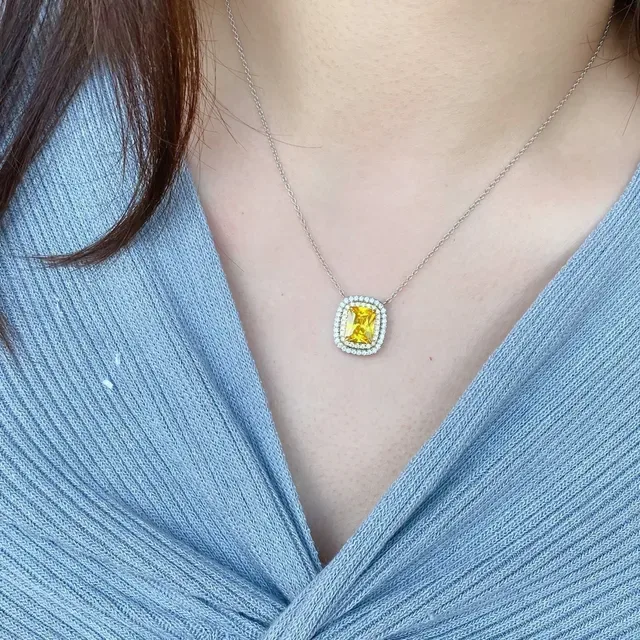 Brincos de prata com pedra central de corte cushion amarela e halo 9