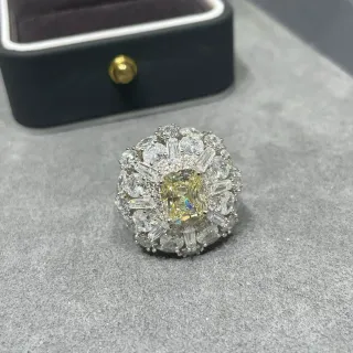 Anillo de centro con halo y cluster Cushion-Cut en amarillo y blanco