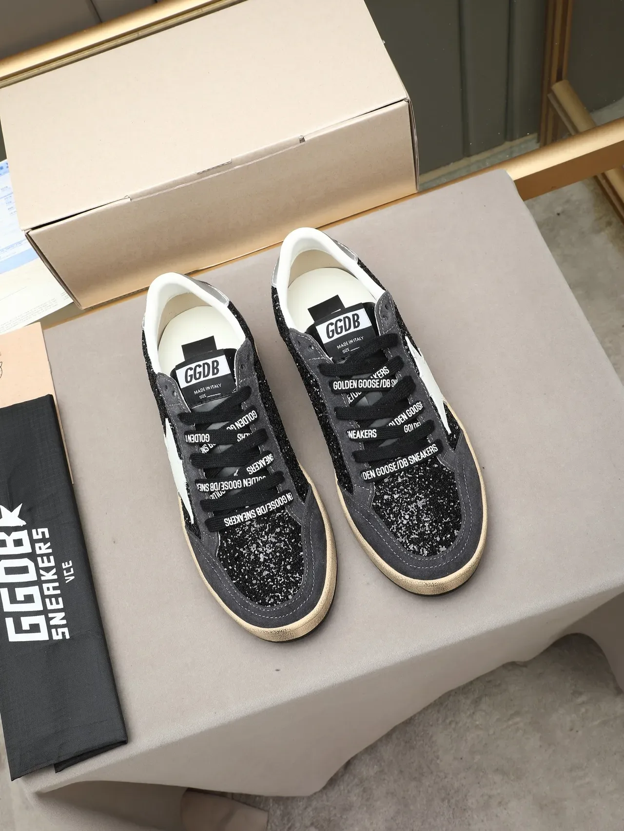 Golden Goose Ball Star Chaussures Lifestyle en noir scintillant et daim gris 2