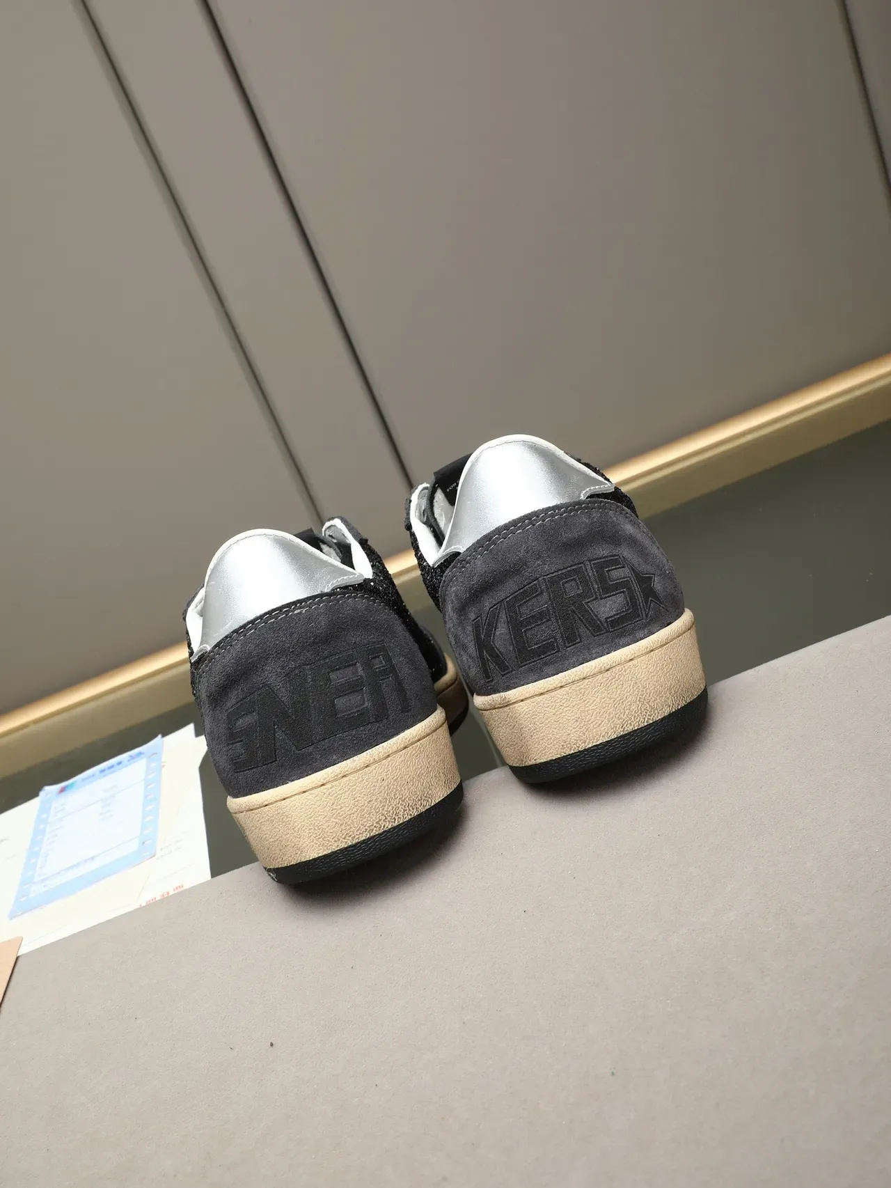 Golden Goose Ball Star Chaussures Lifestyle en noir scintillant et daim gris 3