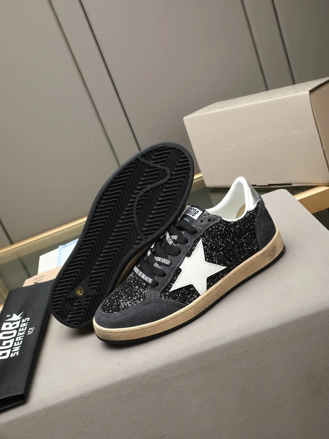 Golden Goose Ball Star Chaussures Lifestyle en noir scintillant et daim gris 4