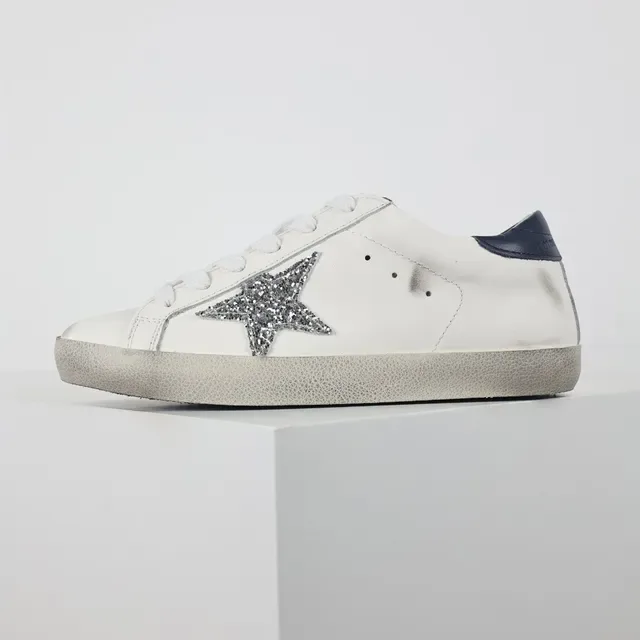 Golden Goose Super-Star tênis lifestyle de couro branco desgastado com estrela brilhante 9