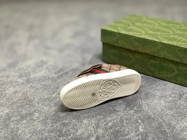 Gucci Ace White Green Low-Top Velcro Strap Lifestyle Sneakers 18