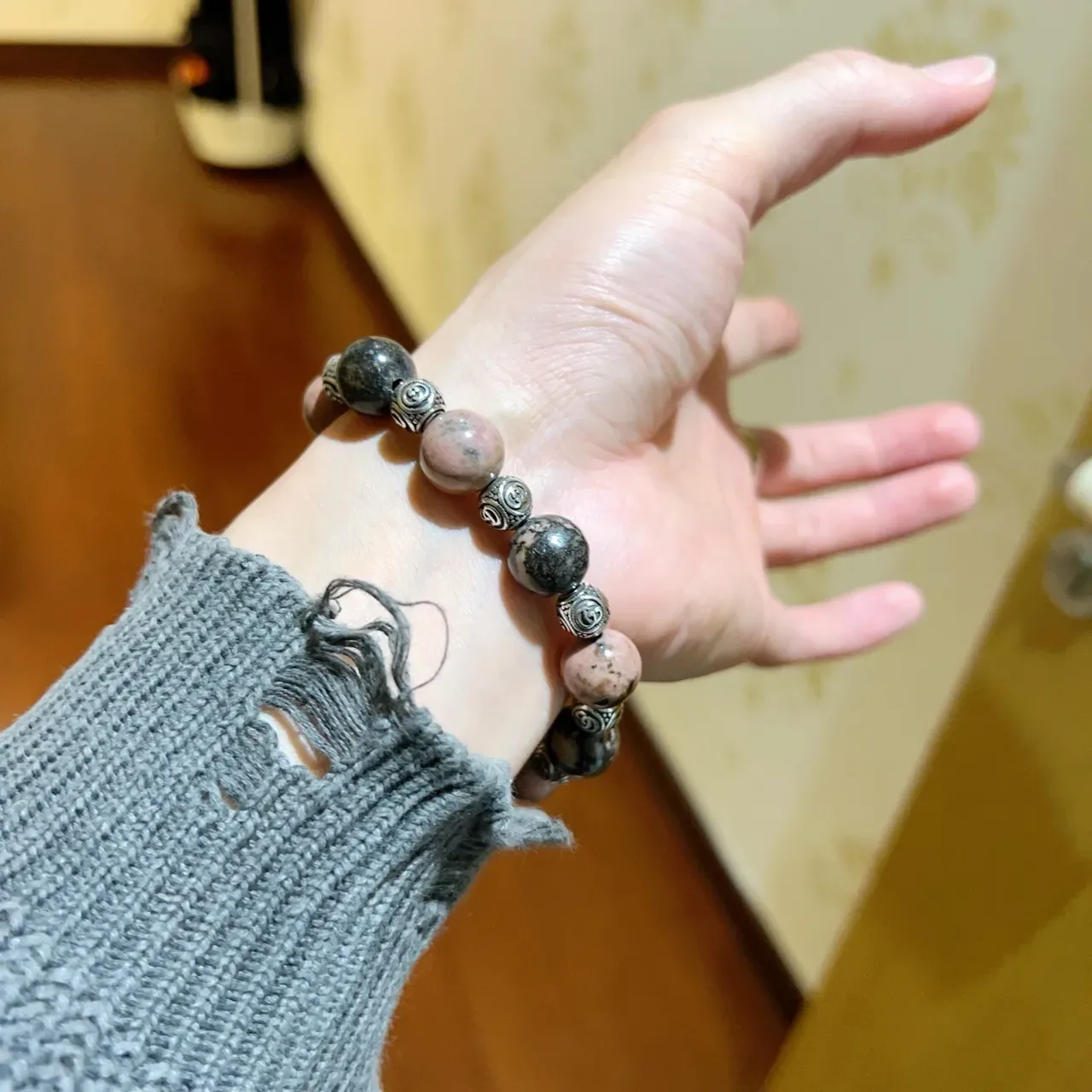 Gucci Beaded Marbled Stone and Silver-Tone Stretch Bracelet 4
