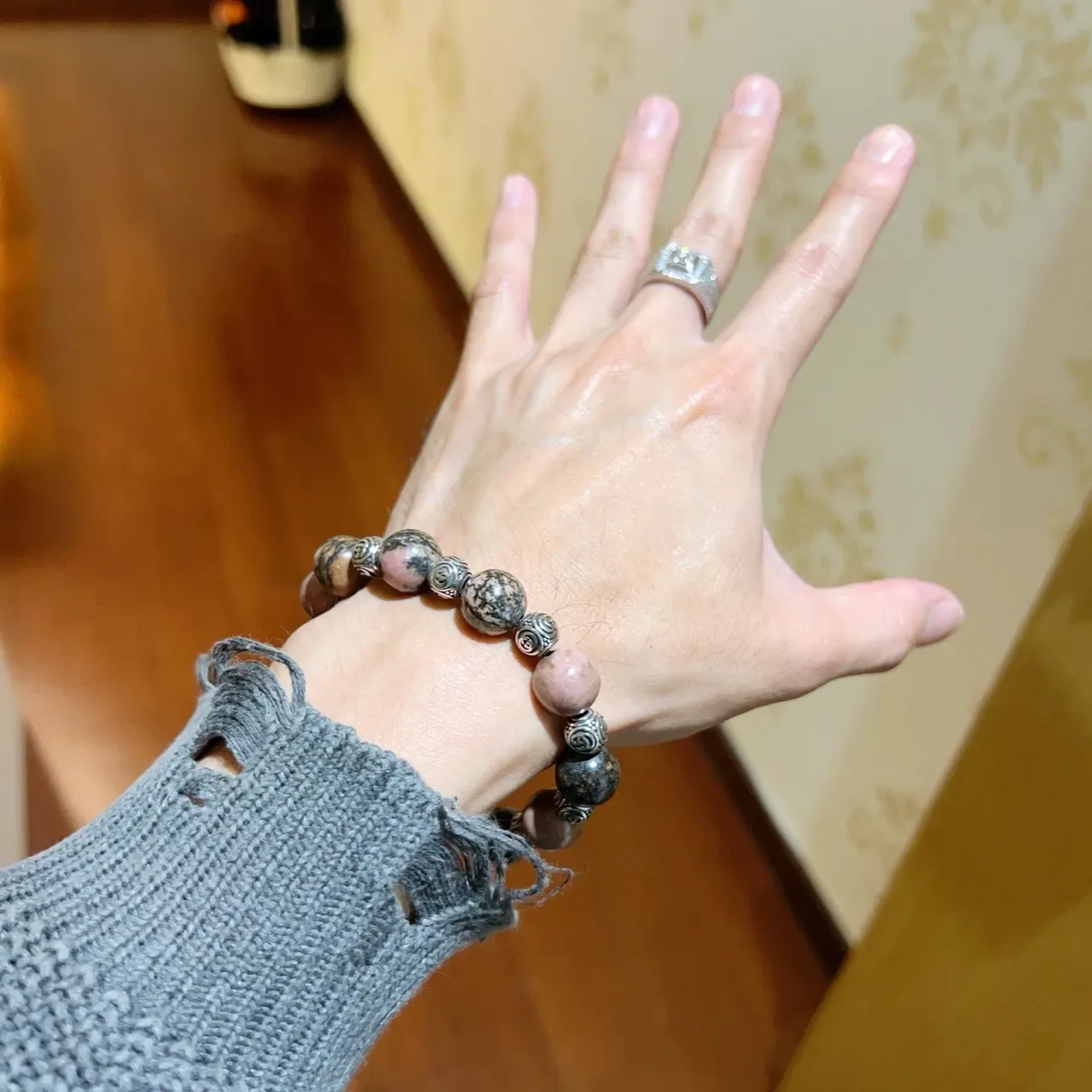 Gucci Beaded Marbled Stone and Silver-Tone Stretch Bracelet 8