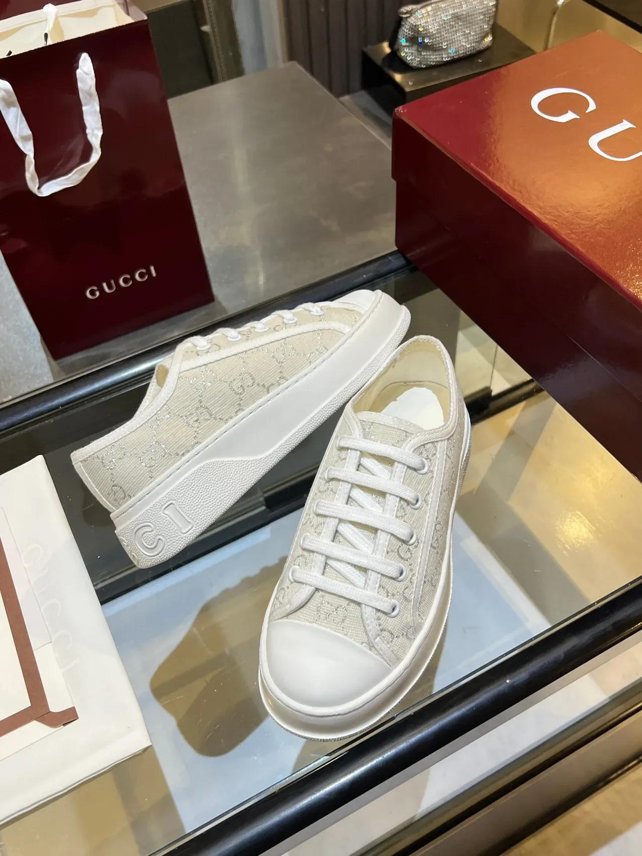 Gucci Beige et Blanc GG Monogram Canvas Semelle Plateforme Sneakers Lifestyle 2