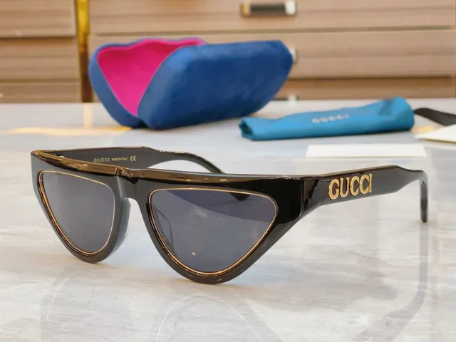 Gucci lunettes de soleil en acétate noir doré brillant avec détail de logo 5