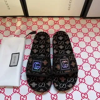 Gucci काला सोना मोनोग्राम सोल इरिडिसेंट लोगो स्ट्रैप स्लिपर्स