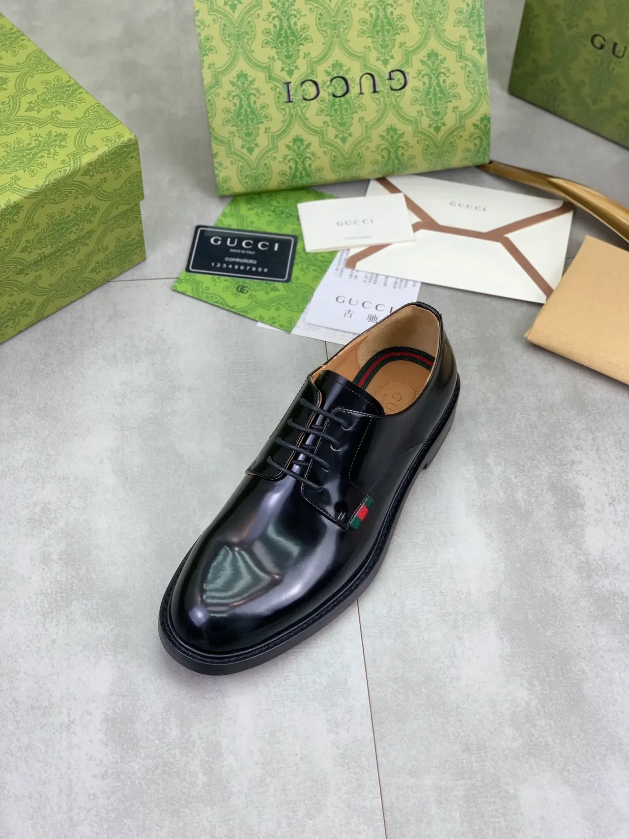 Gucci Chaussures Oxford Noir Vert Cuir Brillant Embout Rond 4