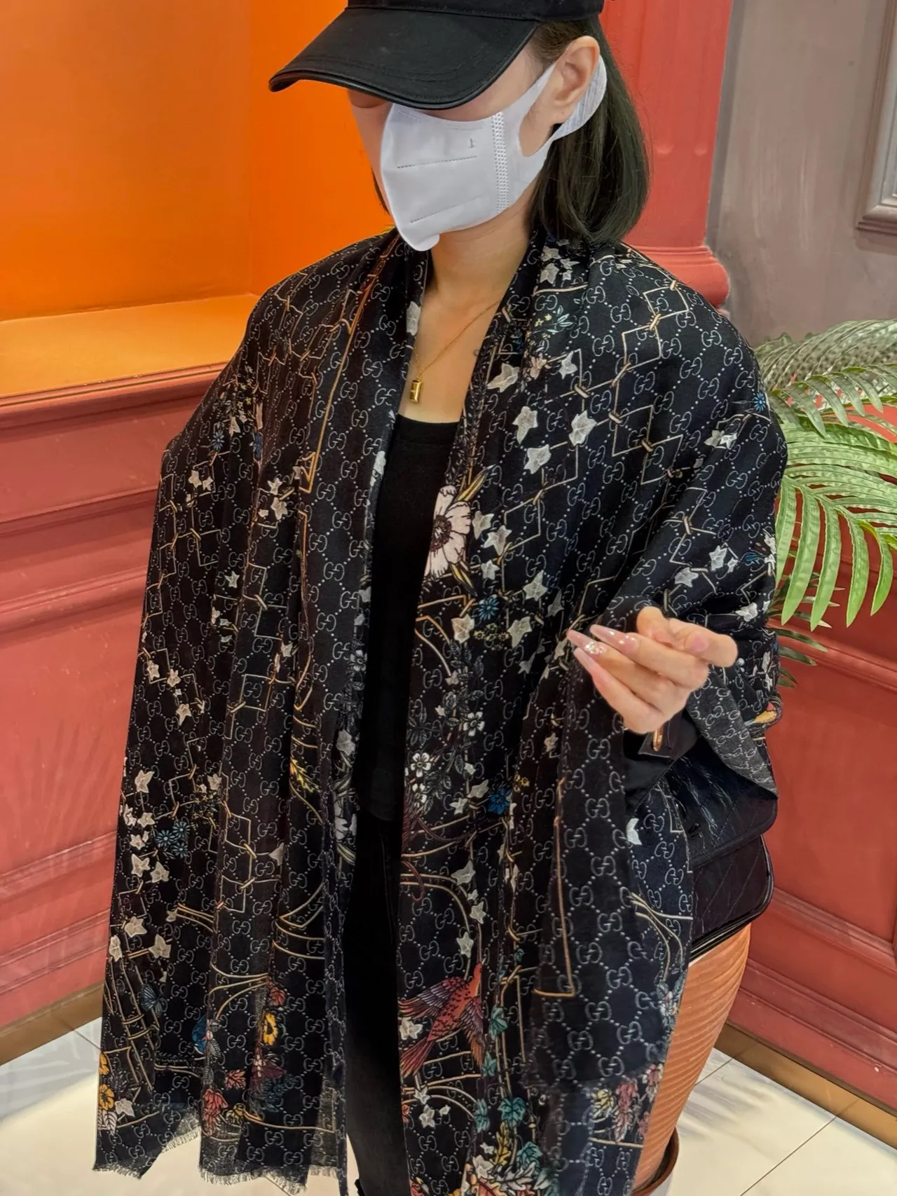 Gucci Noir Multicolore Monogrammé Motif Floral-et-Oiseau Écharpe 2