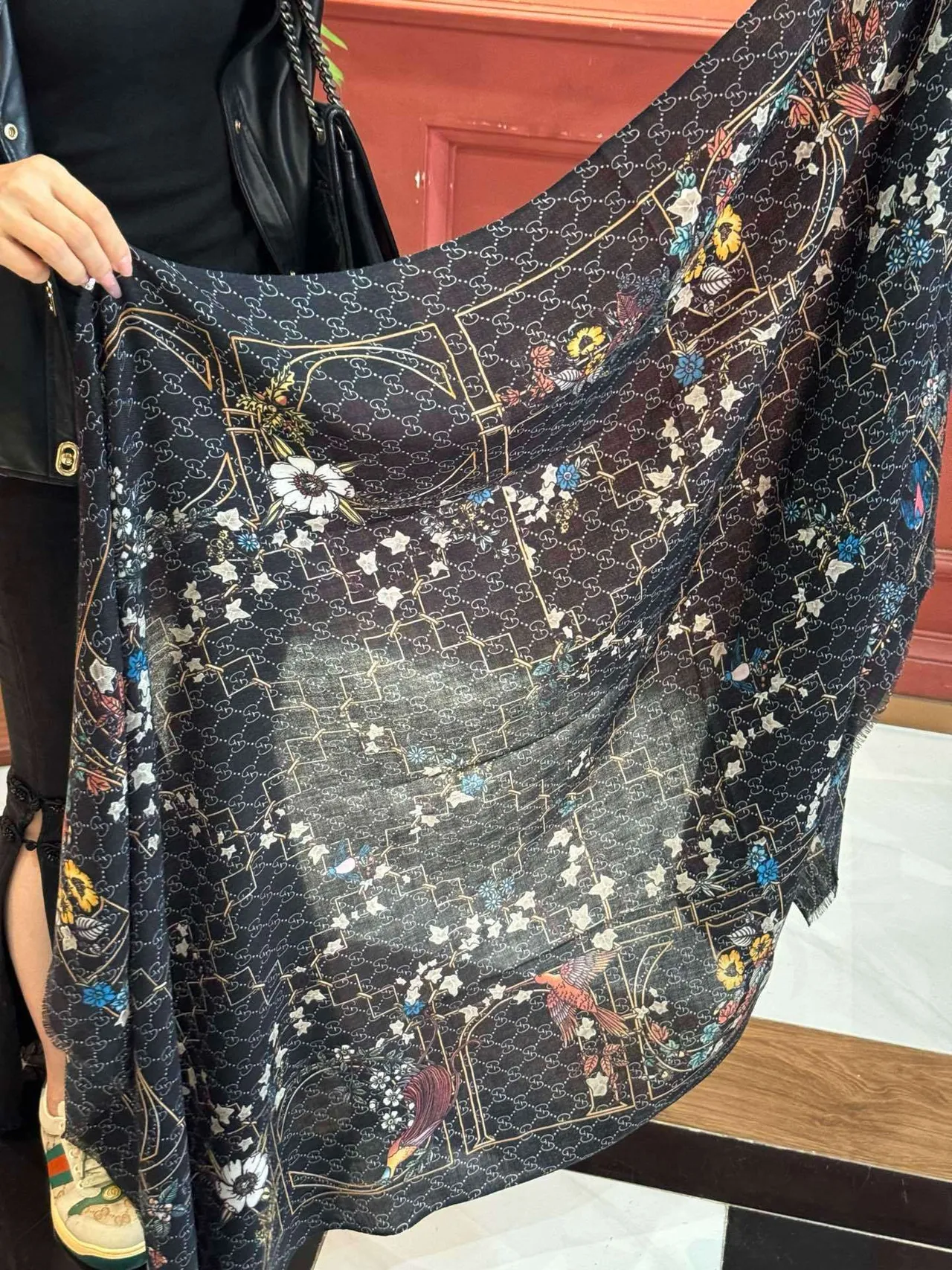 Gucci Noir Multicolore Monogrammé Motif Floral-et-Oiseau Écharpe 9