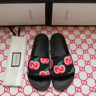 Gucci काला बहुरंगी मुद्रित स्ट्रैप एप्पल मोटिफ चप्पल