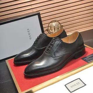Gucci Sapatos Oxford Brogue de Couro Preto Polido