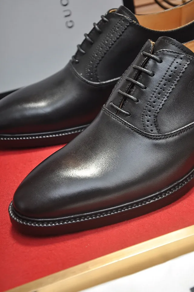 Gucci Chaussures Oxford Brogue en Cuir Noir Poli 2
