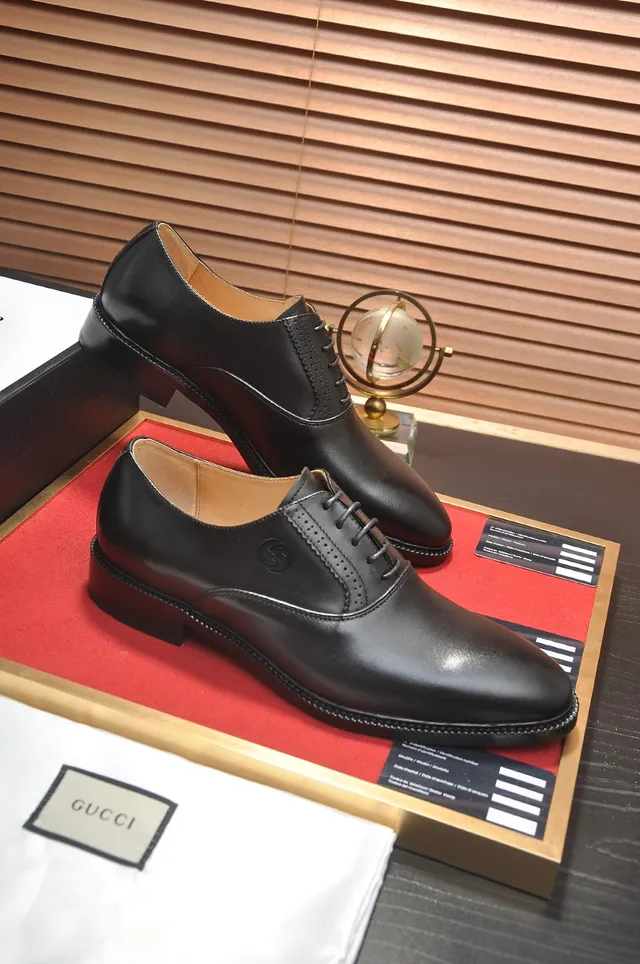 Gucci Chaussures Oxford Brogue en Cuir Noir Poli 4