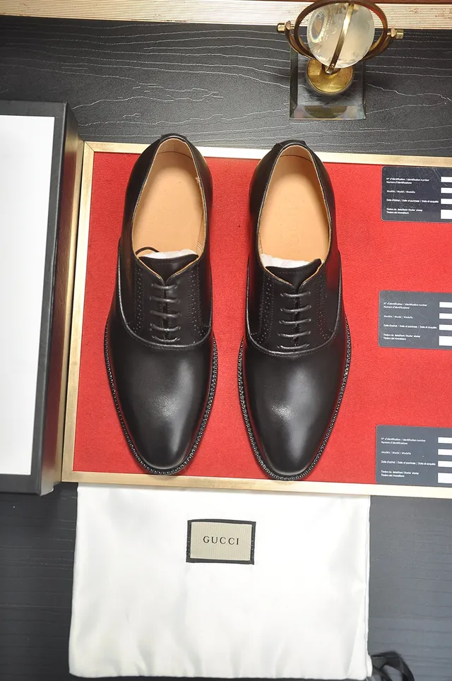 Gucci Chaussures Oxford Brogue en Cuir Noir Poli 5