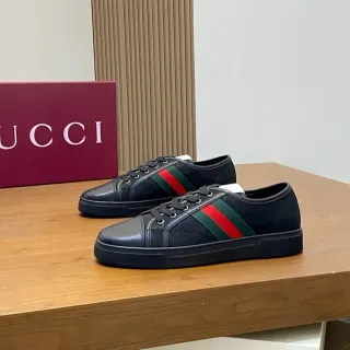 Gucci حذاء رياضي أسلوب حياة أسود وأحمر من القماش والجلد مع شريط ويب على اللوح الجانبي