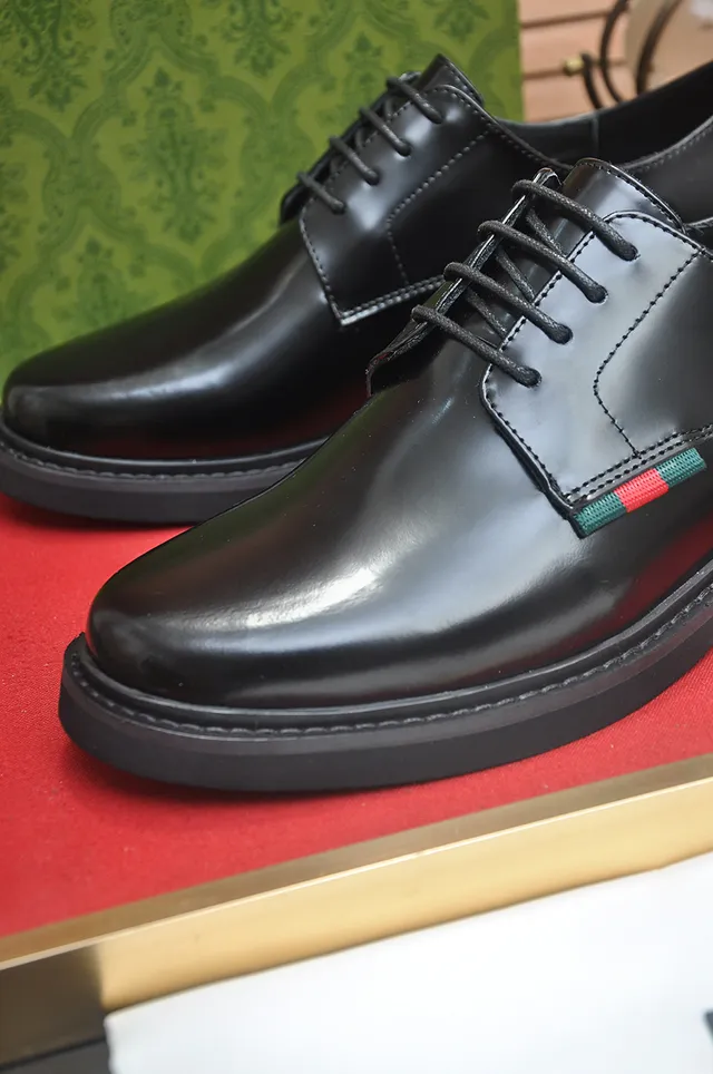 Gucci Chaussures Oxford en cuir noir et rouge poli avec embout cap toe 2