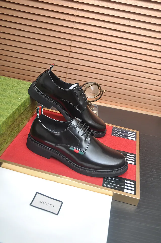 Gucci Chaussures Oxford en cuir noir et rouge poli avec embout cap toe 4