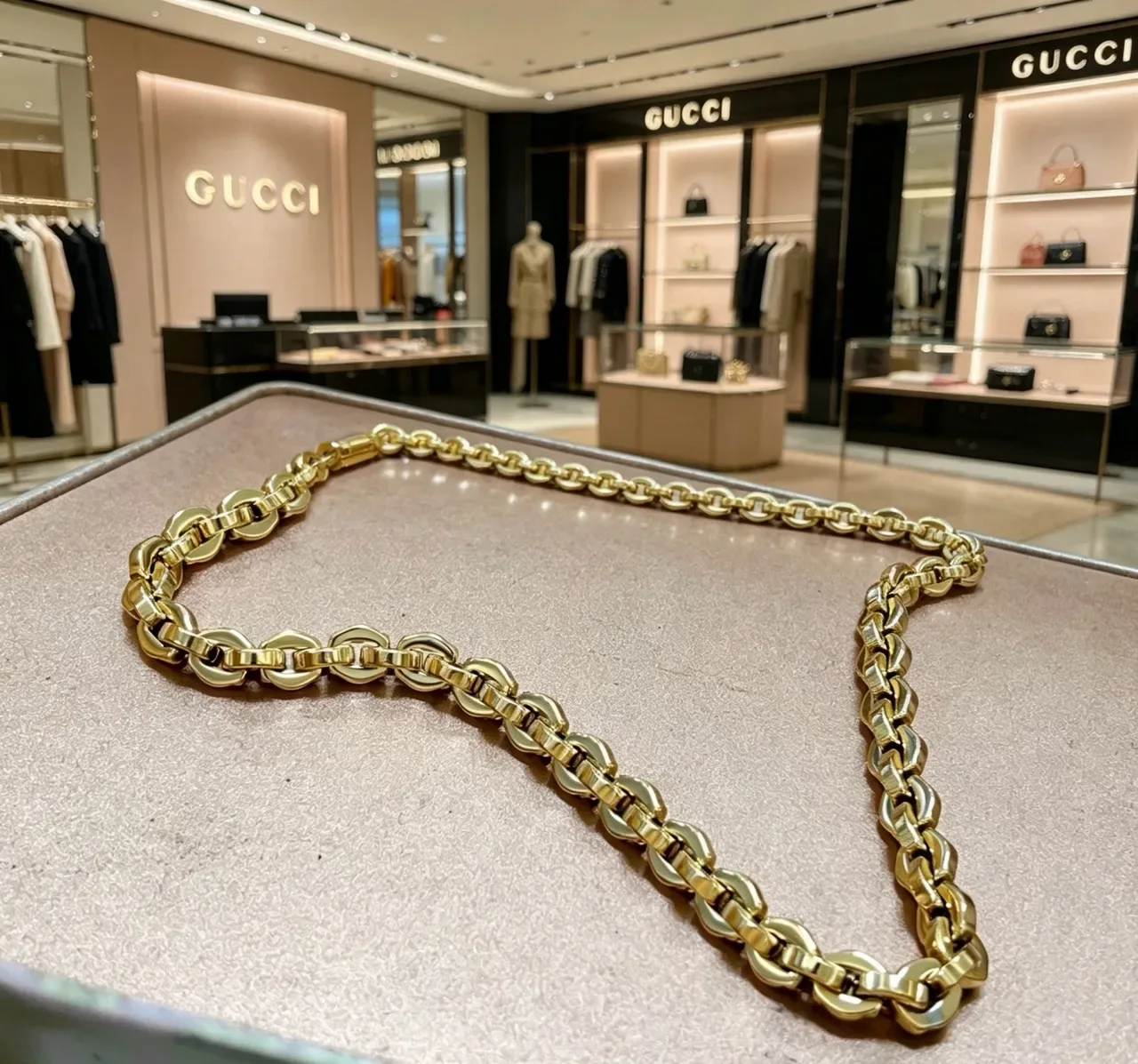 Gucci قلادة سلسلة كثيفة بيضاوية ذهبية 2