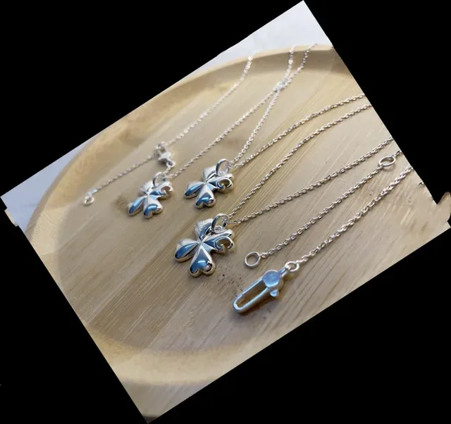 Gucci Clover Motif Polished Silver Necklace 2