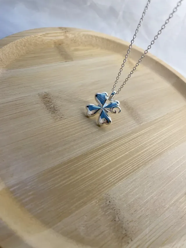 Gucci Clover Motif Polished Silver Necklace 7