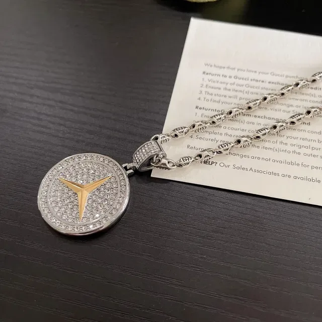Gucci Crystal-Encrusted Star Pendant Necklace 2