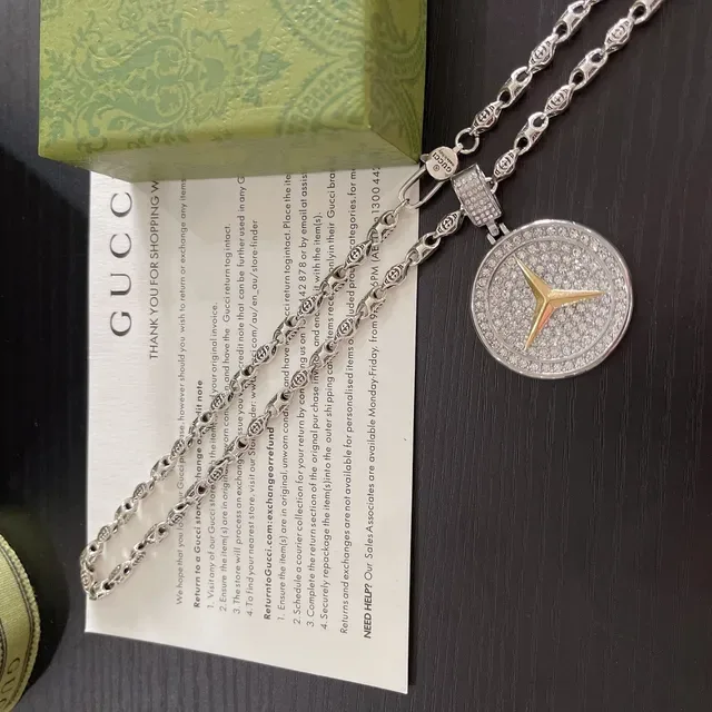 Gucci Crystal-Encrusted Star Pendant Necklace 3