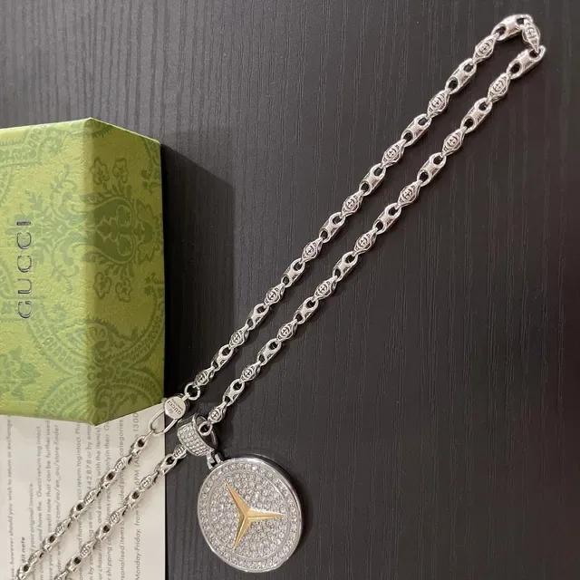 Gucci Crystal-Encrusted Star Pendant Necklace 4