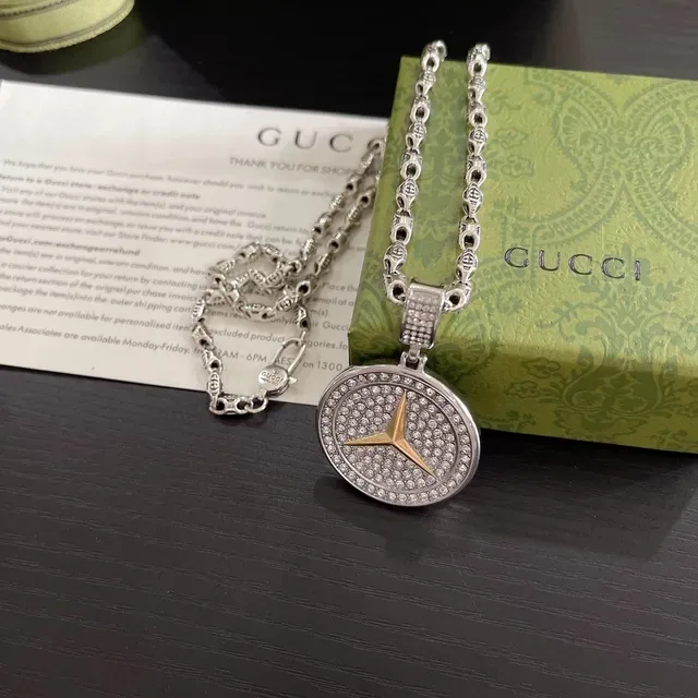 Gucci Crystal-Encrusted Star Pendant Necklace 9