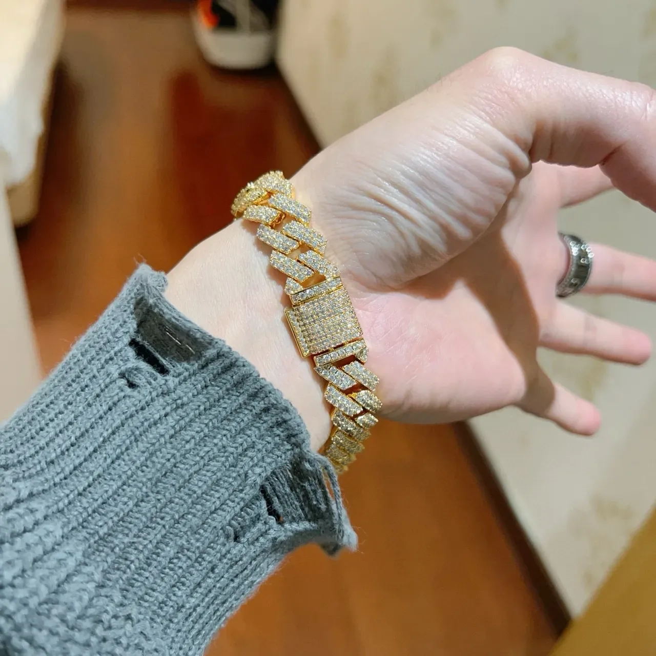 Gucci Crystal-Pave Curb-Link Gold-Tone pulseira 7