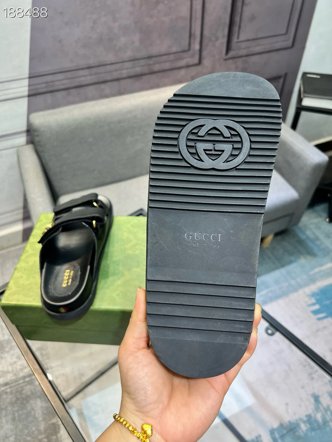 Gucci Sandales à double bride noires dorées Interlocking G buckle casual 3