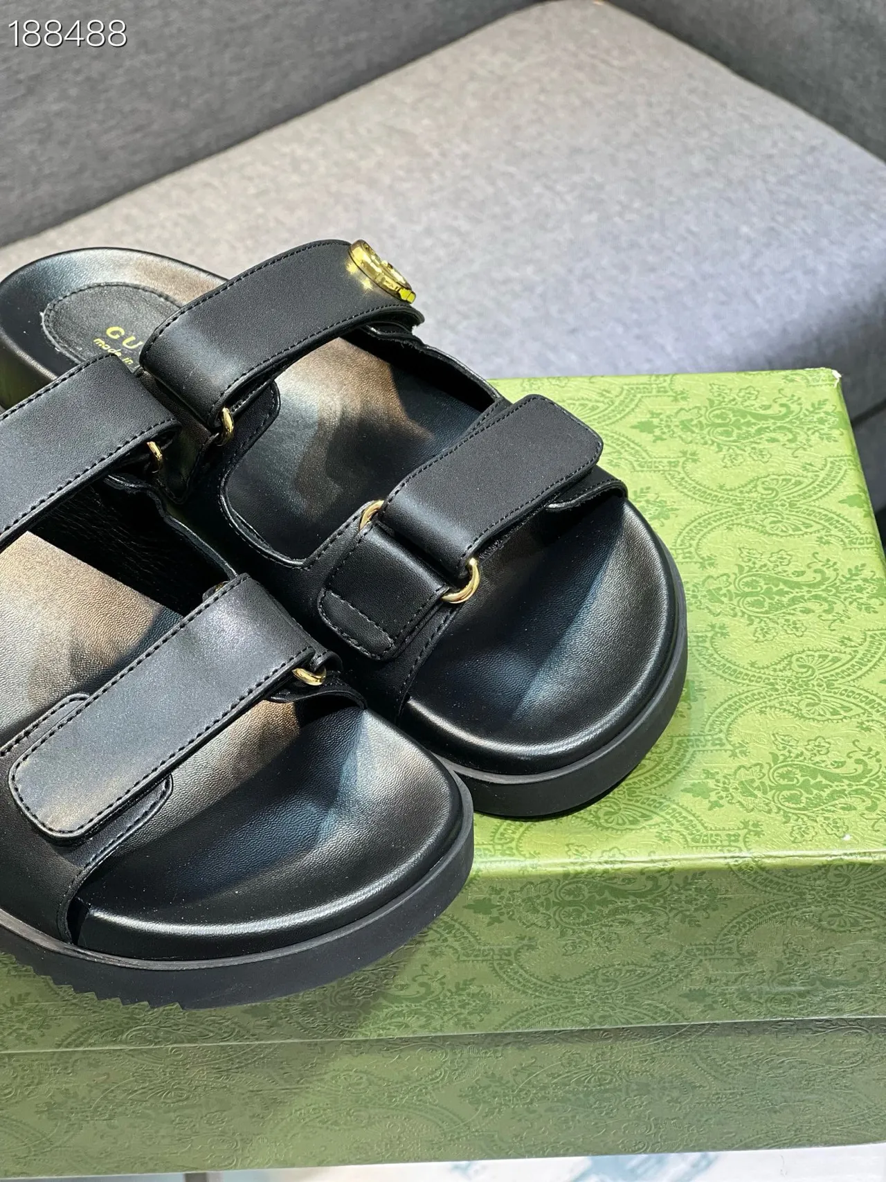 Gucci Sandales à double bride noires dorées Interlocking G buckle casual 4