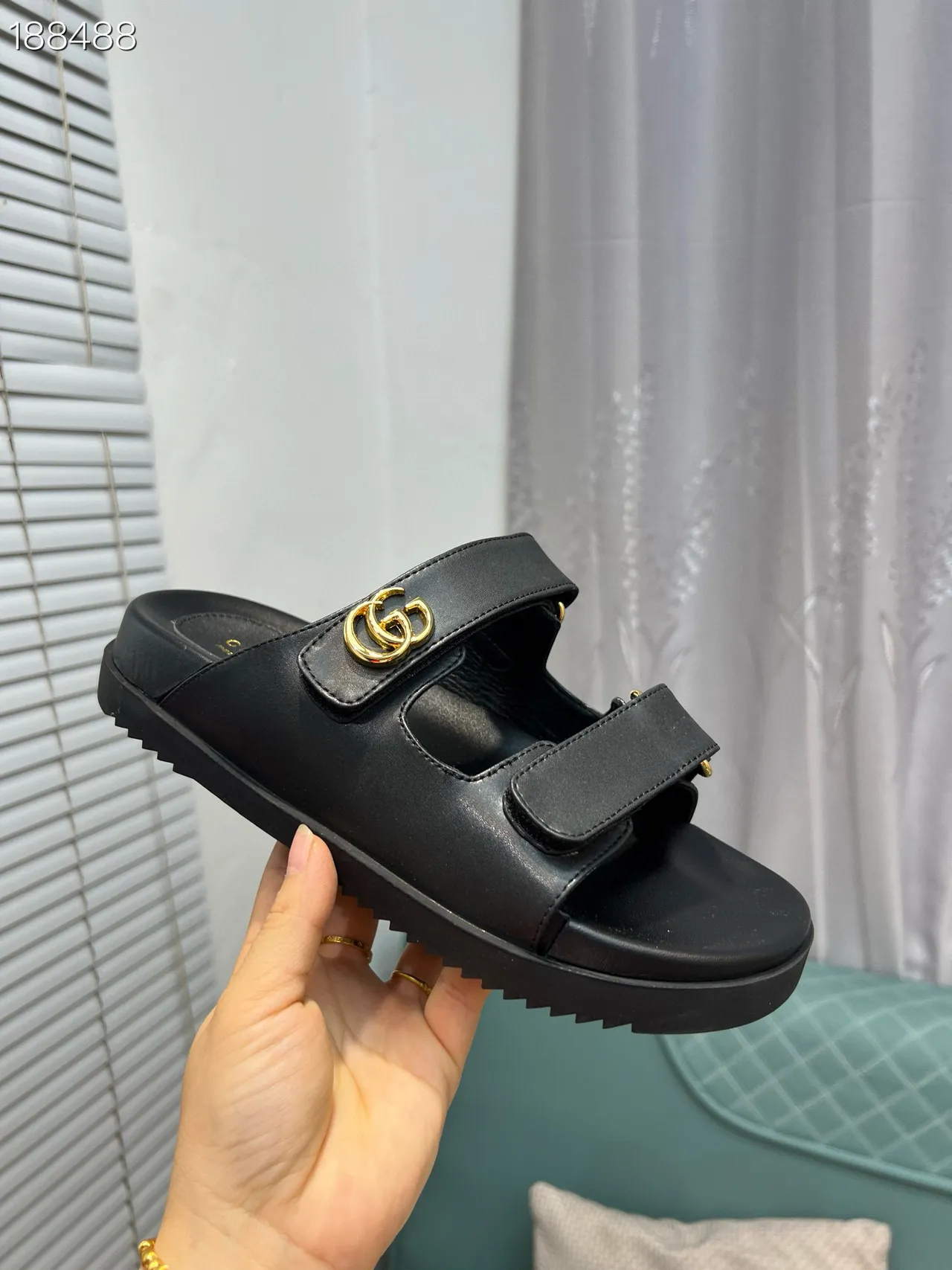 Gucci Sandales à double bride noires dorées Interlocking G buckle casual 6